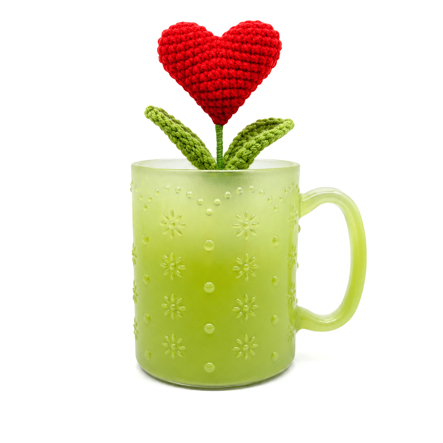Tazza in vetro verde con piantina a cuore all'uncinetto