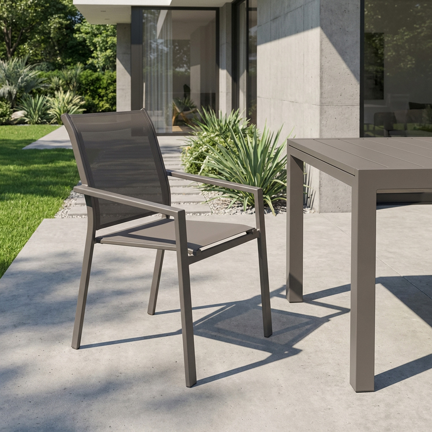 Sedia da giardino grigio con braccioli Essentia