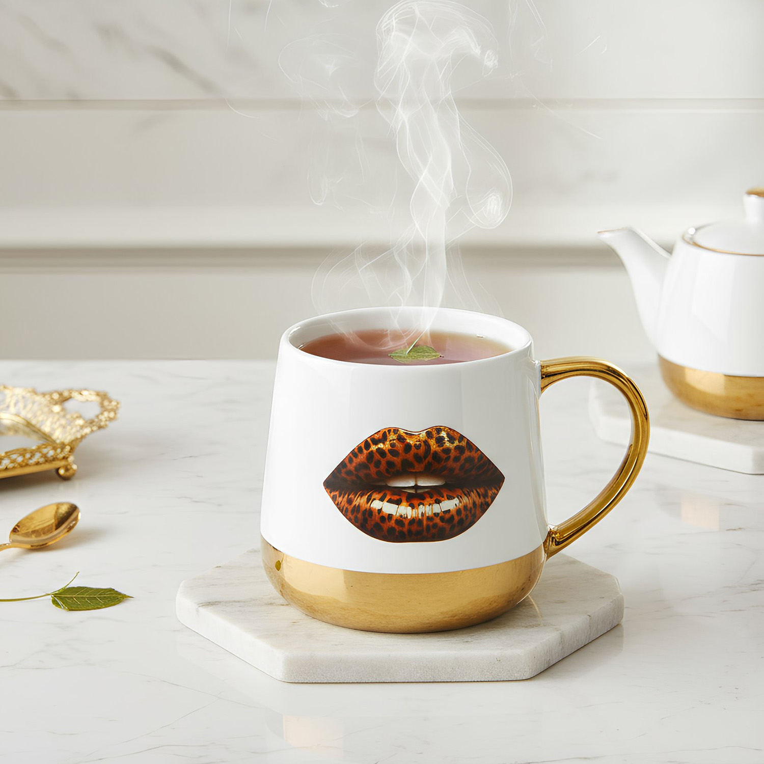 Tazza mug ceramica manico e base oro 360 ml labbra